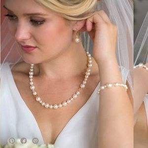 Pearl necklace with crystals, excellent condition